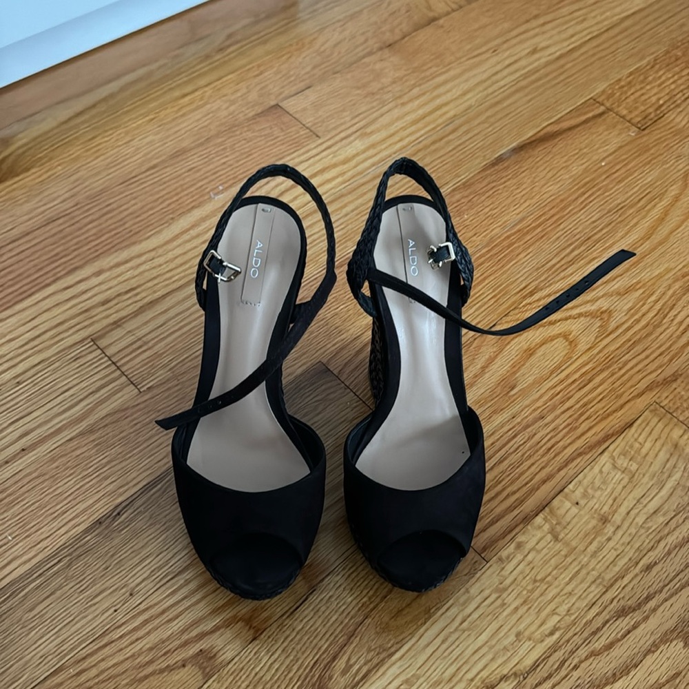 Black wedges